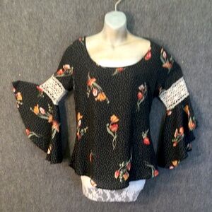 HEART SOUL black dot flare sleeve pullover BLOUSE.  Lace trimmed, scoop neck